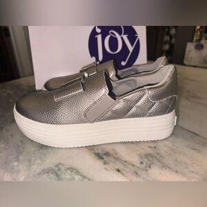 NWT Joy Size‎ 8M Womens Silver Metallic Slip-On Bow Shoes